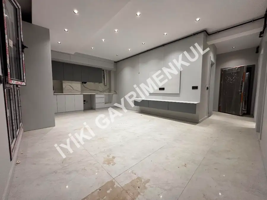 İYİ-Kİ''DEN ŞEMİKLER'DE CADDE ÜSTÜ PANJURLU AÇIK MUTFAK 2+1 DAİRELER