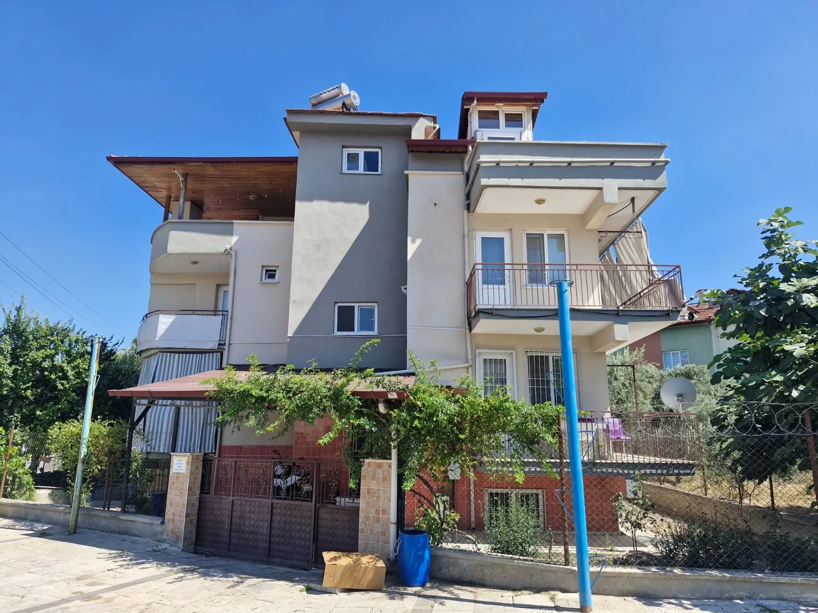DELİKTAŞ MH DE KOMPLE SATILIK BAHÇELİ BİNA.