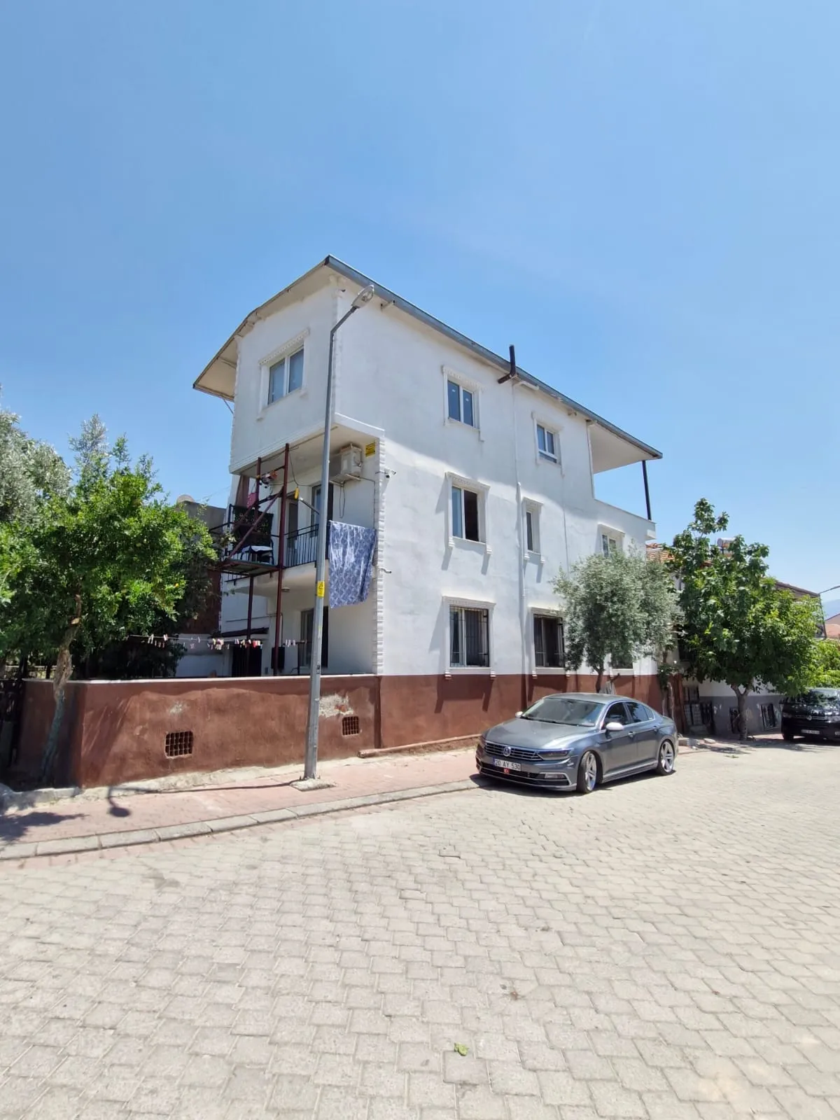 KARŞIYAKA MH DE KOÇTAŞ ARKASINDA SATILIK KOMPLE BİNA.