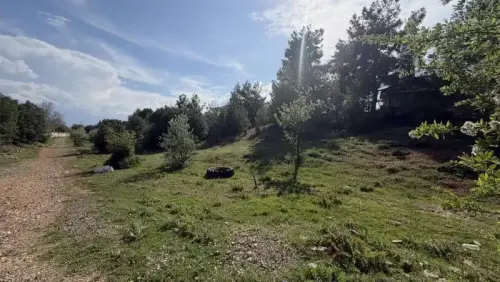 TAVAS KIZILCABÖLÜKTE MERKEZDE 508M2 SEKİZÇAM MEVKİ SATILIK ARSA
