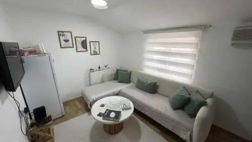 ÇAYBAŞINDA 2+1 55M2 ASANSÖRLÜ EŞYALI BALKONLU SATILIK APART