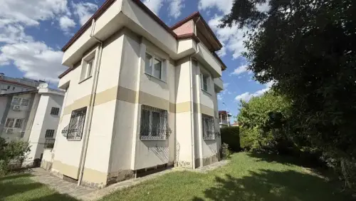 SERVERGAZİDE 508M2 KÖŞE PARSEL ORMAN MANZARALI SATILIK VİLLA