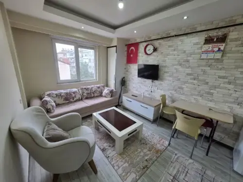HÜRRİYET ORTAOKULU'NA YAKIN MERKEZİ KONUMDA KİRALIK EŞYALI APART