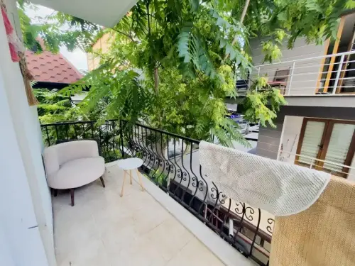 KINIKLI KAMPÜSTE, GENİŞ, ARAKAT, BALKONLU 1+1 APART