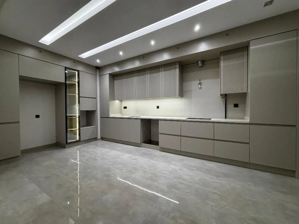 ÖZERSOYDAN 1200 EVLERDE EBVYN B GYNME O. 3,5+1 SATILIK LÜX DAİRE